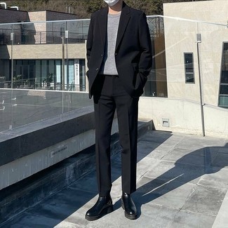 С чем носить черный костюм