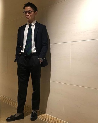 С чем носить черный костюм