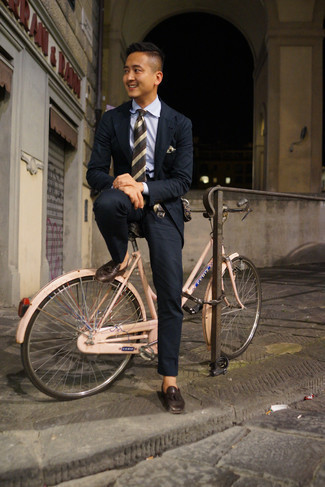 С чем носить черный костюм