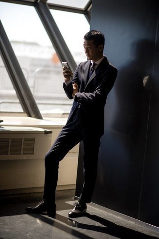 С чем носить черный костюм