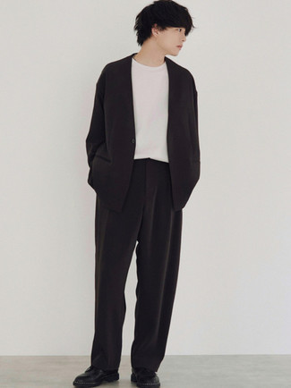 С чем носить черный костюм