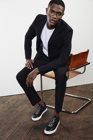 Какие низкие кеды носить с черным костюмом