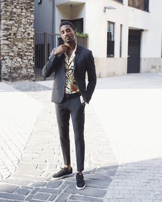 Какие низкие кеды носить с черным костюмом