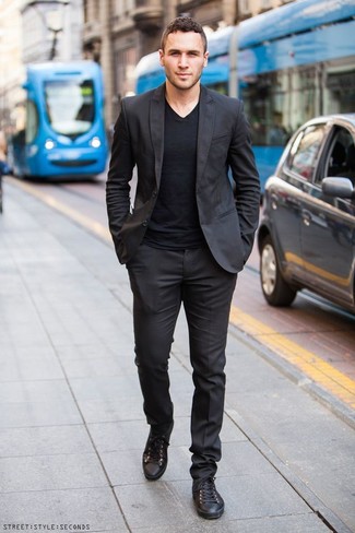 Какие низкие кеды носить с черным костюмом