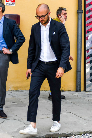 Какие низкие кеды носить с черным костюмом