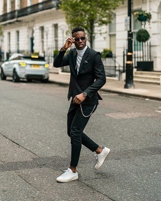 Какие низкие кеды носить с черным костюмом