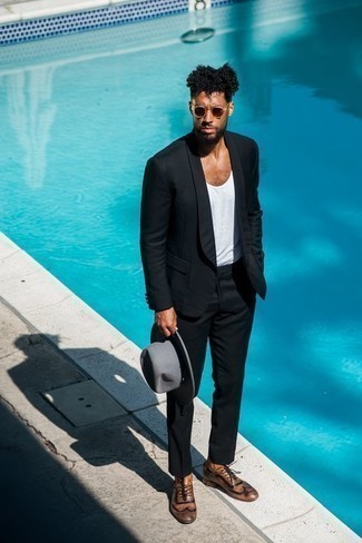 Как носить черный костюм с светло-коричневыми кожаными брогами