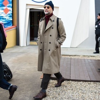 Как носить черный костюм с светло-коричневым плащом