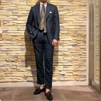 Какие лоферы с кисточками носить с черным костюмом