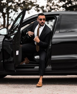 Какие лоферы с кисточками носить с черным костюмом