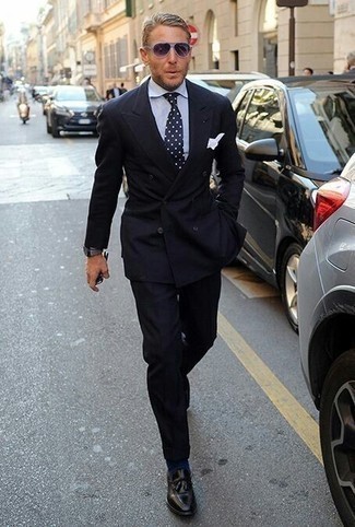 Какие лоферы с кисточками носить с черным костюмом