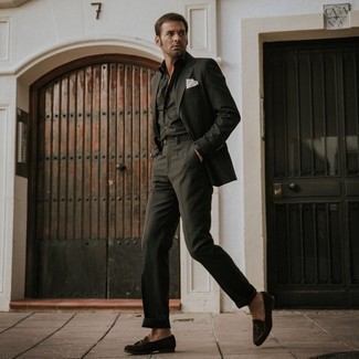 Какие лоферы с кисточками носить с черным костюмом