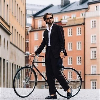 Какие лоферы с кисточками носить с черным костюмом