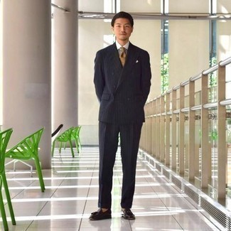 Какие лоферы с кисточками носить с черным костюмом