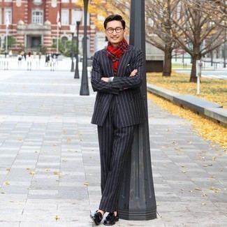 Какие лоферы с кисточками носить с черным костюмом