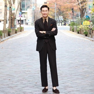 Какие лоферы с кисточками носить с черным костюмом