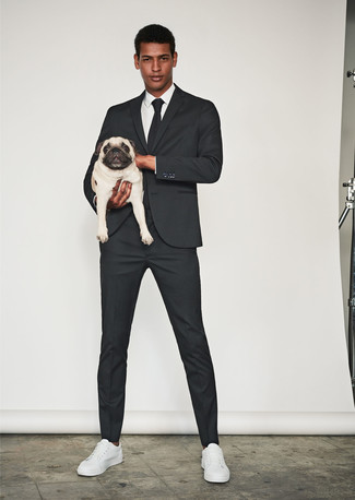 Как носить черный костюм с белыми кожаными низкими кедами