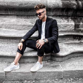 Как носить черный костюм с белыми кожаными низкими кедами