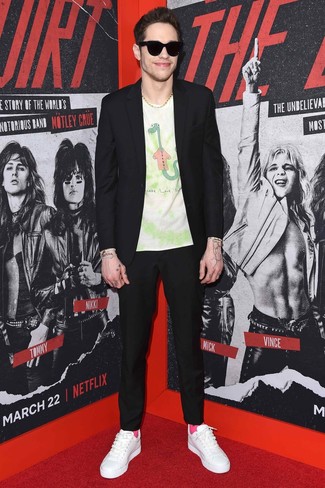 Как носить черный костюм с белыми кожаными низкими кедами