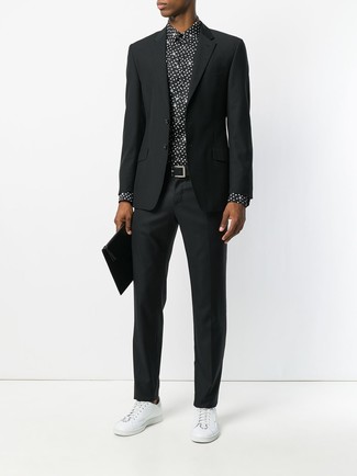 Как носить черный костюм с белыми кожаными низкими кедами