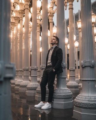 Как носить черный костюм с белыми кожаными низкими кедами