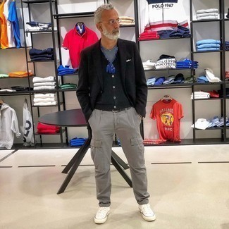 Какие брюки карго носить с черным трикотажным жилетом