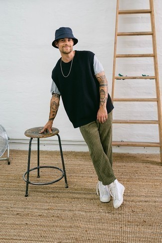 Какие брюки чинос носить с черным трикотажным жилетом