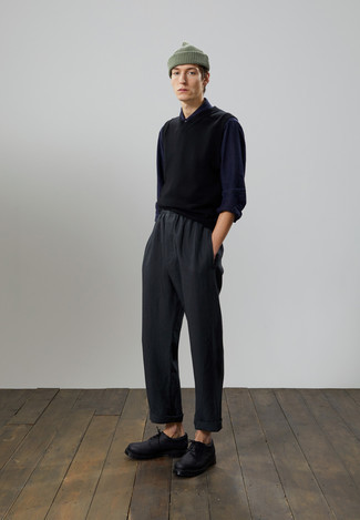 Как носить черный трикотажный жилет с серыми брюками чинос