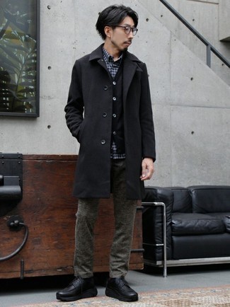 Как носить черный трикотажный жилет с серыми брюками чинос