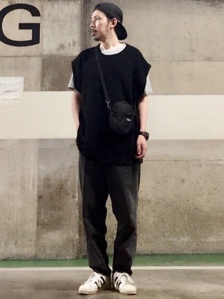 Как носить черный трикотажный жилет с серыми брюками чинос