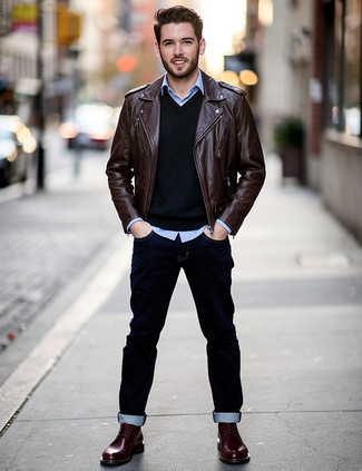 Как носить черный трикотажный жилет с темно-синими джинсами мужчине