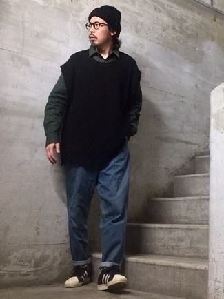 Как носить черный трикотажный жилет с темно-синими джинсами мужчине