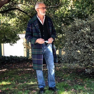 Как носить черный трикотажный жилет с темно-синим длинным пальто