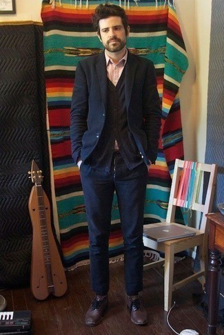 Как носить черный трикотажный жилет с темно-синим костюмом