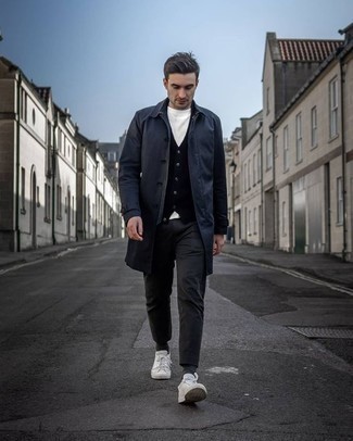 Какие дождевики носить с черным трикотажным жилетом мужчине