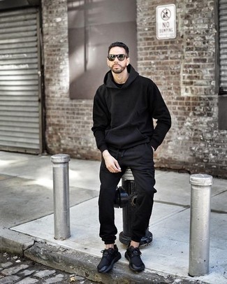 Какие кроссовки носить с черными спортивными штанами мужчине