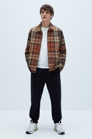 Какие кроссовки носить с черными спортивными штанами мужчине