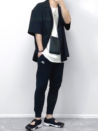 Какие кроссовки носить с черными спортивными штанами мужчине