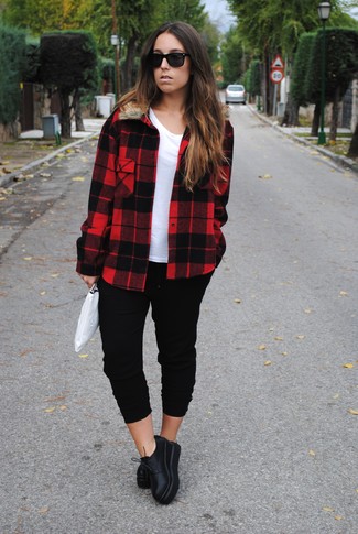 Какие косухи носить с черными спортивными штанами женщине