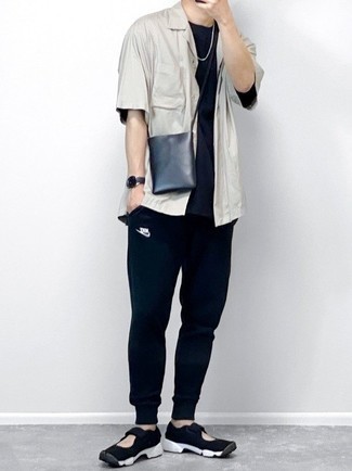 Как носить черные спортивные штаны с черными кроссовками мужчине