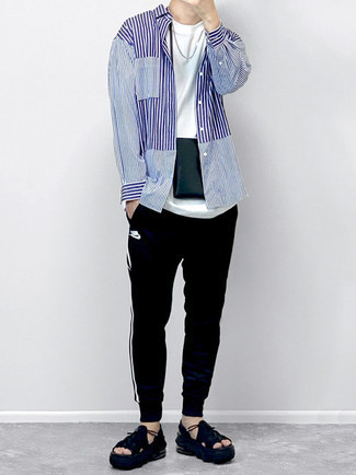 Как носить черные спортивные штаны с черными сандалиями из плотной ткани мужчине