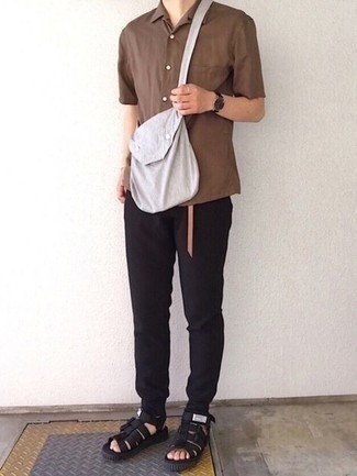 Как носить черные спортивные штаны с черными кожаными сандалиями мужчине