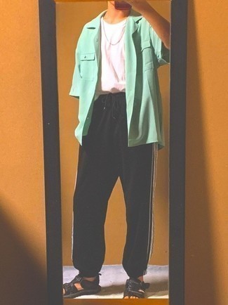 Как носить черные спортивные штаны с черными кожаными сандалиями мужчине