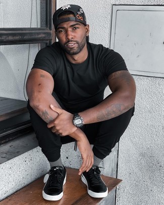 Как носить черные спортивные штаны с черными низкими кедами мужчине