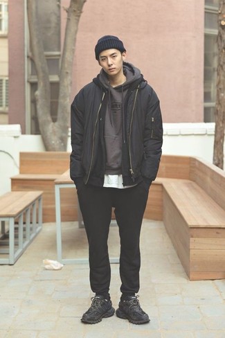 Какие бомберы носить с черными спортивными штанами мужчине