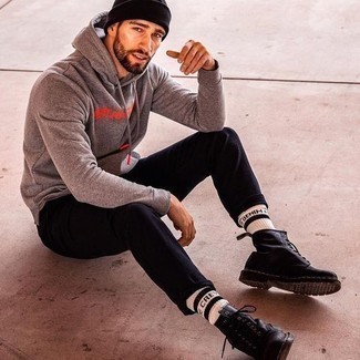 Какие повседневные ботинки носить с черными спортивными штанами мужчине