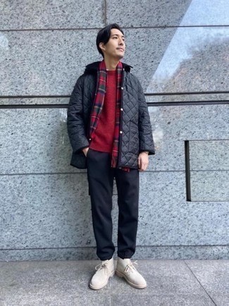 Какие свитера с круглым вырезом носить с черными спортивными штанами мужчине