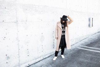 Какие свитера с круглым вырезом носить с черными спортивными штанами женщине