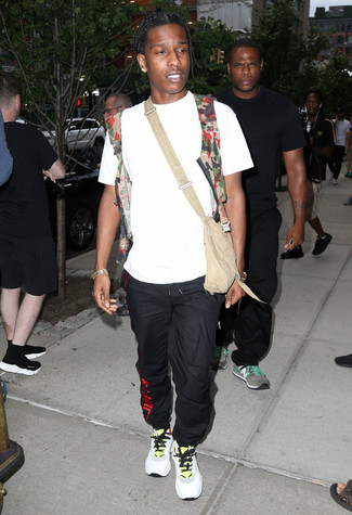 Какие куртки без рукавов носить с черными спортивными штанами мужчине