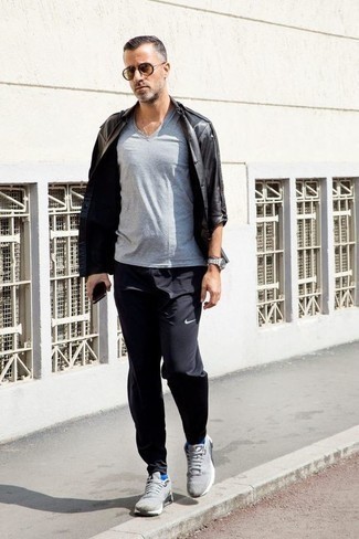 Как носить черные спортивные штаны с серыми кроссовками мужчине